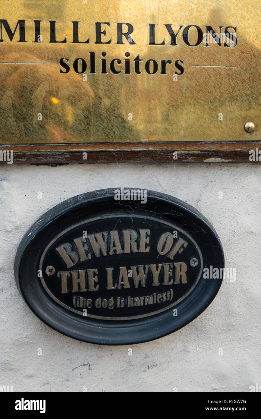 Funny, magasin,entreprise,signe, méfiez-vous de l'avocat,le chien est inoffensive affiche à l'extérieur du bureau des avocats sur la rue Somerset Glastonbury,Angleterre,,. Banque D'Images