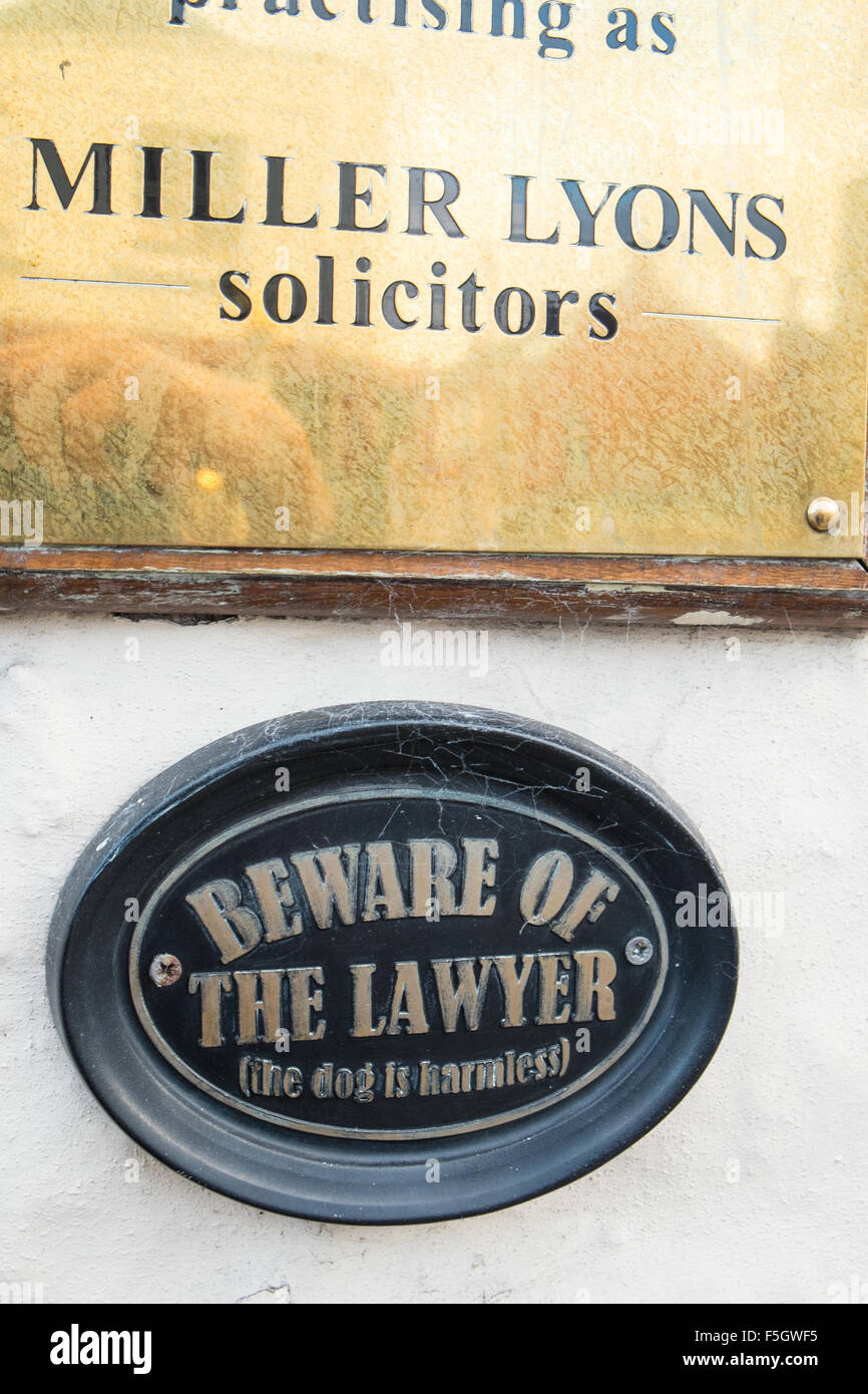 Funny, magasin,entreprise,signe, méfiez-vous de l'avocat,le chien est inoffensive affiche à l'extérieur du bureau des avocats sur la rue Somerset Glastonbury,Angleterre,,. Banque D'Images