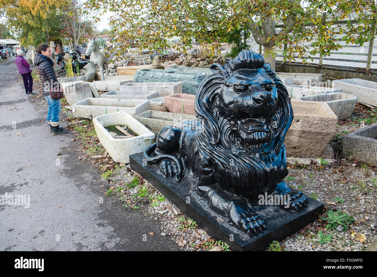 Statue de lion énorme, porte d'entrée.Wells,cour,remise en état,le recyclage,Somerset, Angleterre, Banque D'Images