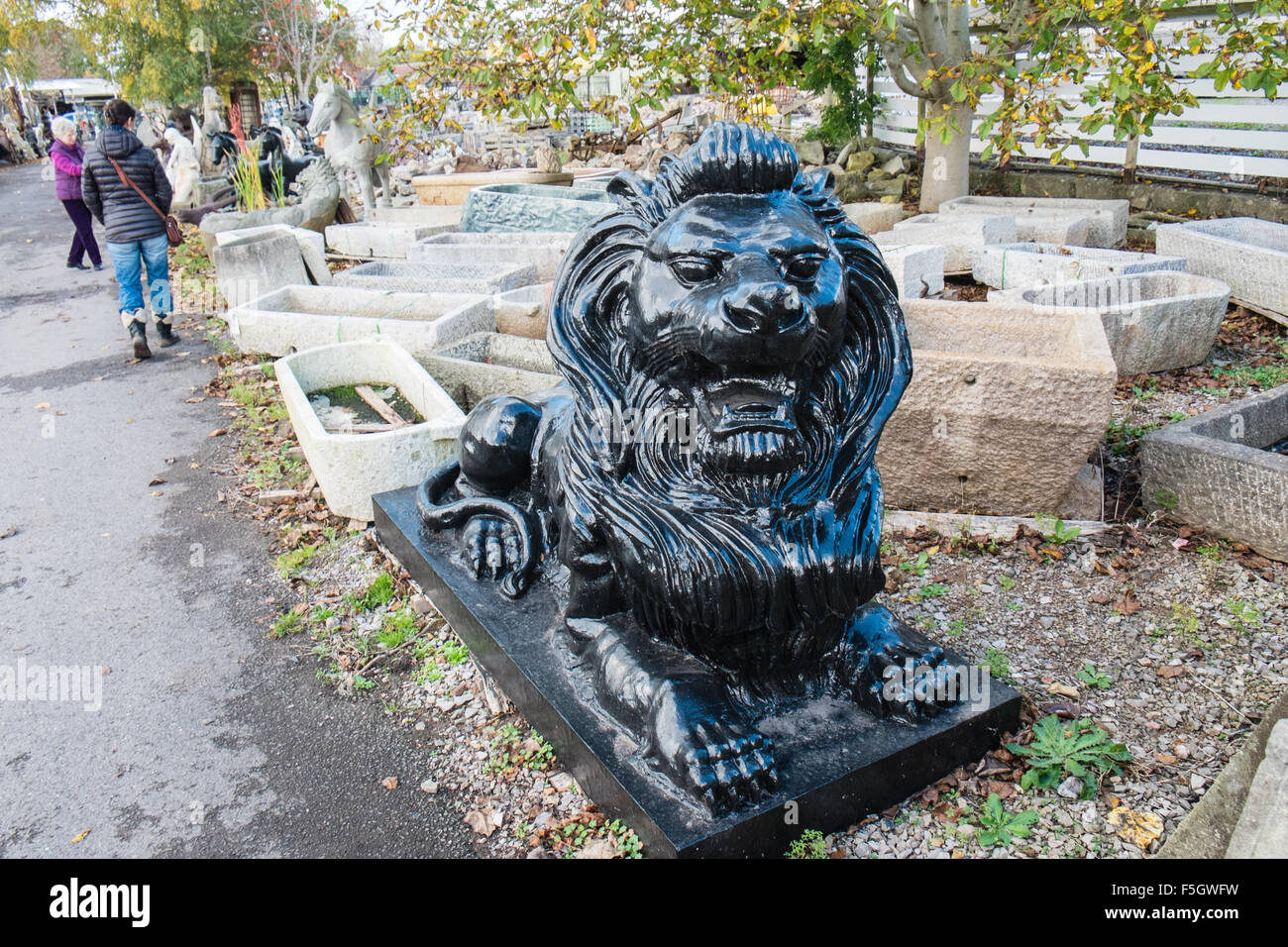 Immense, lion, statue, porte d'entrée.Wells,cour,remise en état,le recyclage,Somerset, Angleterre, Banque D'Images