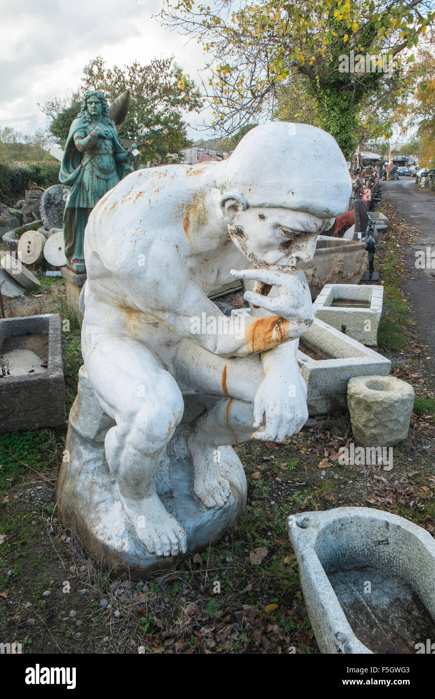 Le penseur de Rodin.Wells,cour,remise en état,le recyclage,Somerset, Angleterre, Banque D'Images