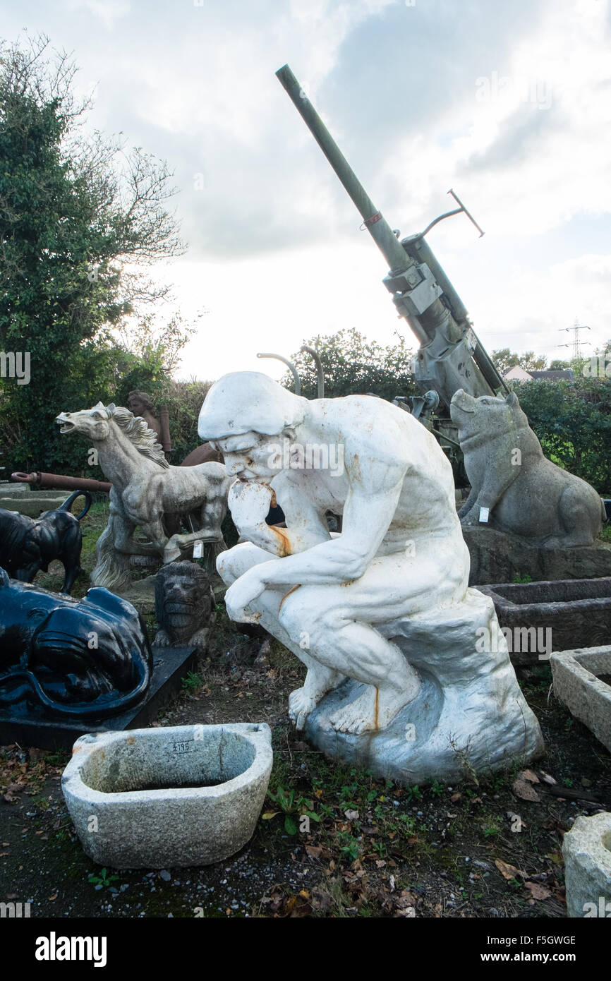 Pistolet militaire énorme. Le penseur de Rodin,Puits,.Remise en état,cour,le recyclage,Somerset, Angleterre, Banque D'Images