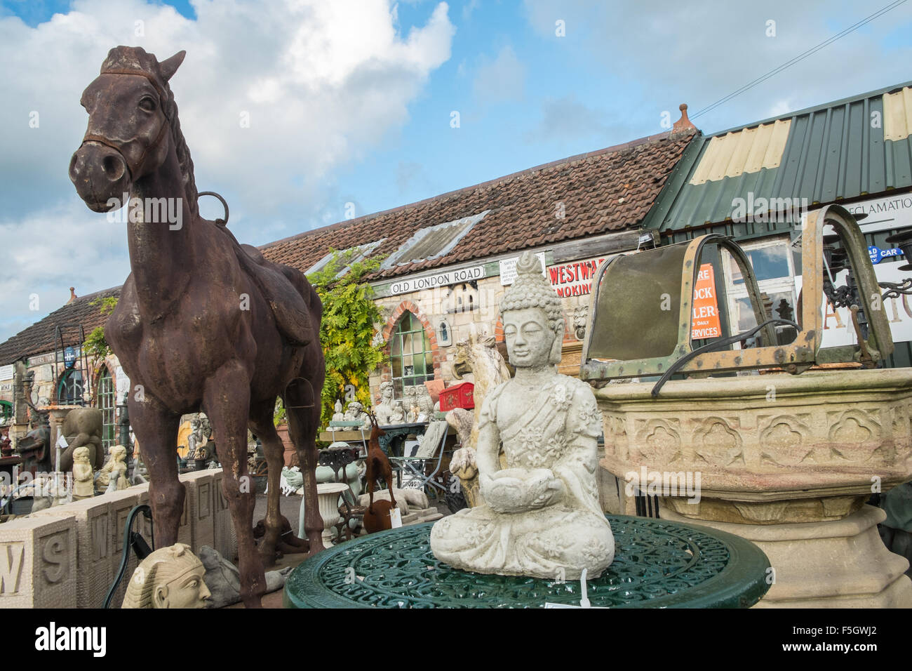 Puits,Bouddha,cour,remise en état,le recyclage,Somerset, Angleterre, Banque D'Images