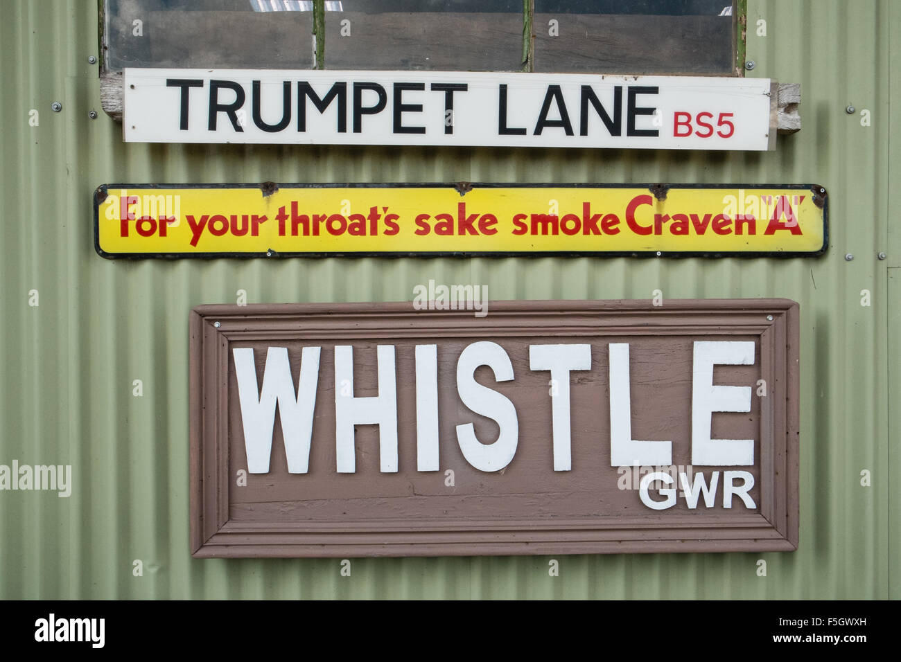 Les panneaux de métal Plaques.Puits.Remise en état,cour,recyclage,Angleterre,Somerset,Humour,.Pro-fumeurs de cigarettes, bon pour la gorge.la publicité mensongère. Banque D'Images