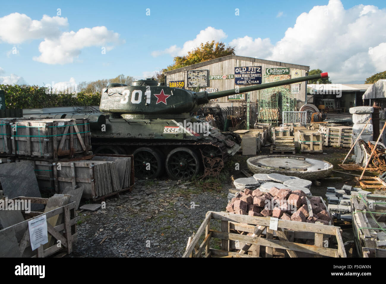 ,Russie,soviétique CCCP tank.Red Star.L'armée,Puits,remise en état,jardin,recyclage,Somerset en Angleterre, Banque D'Images