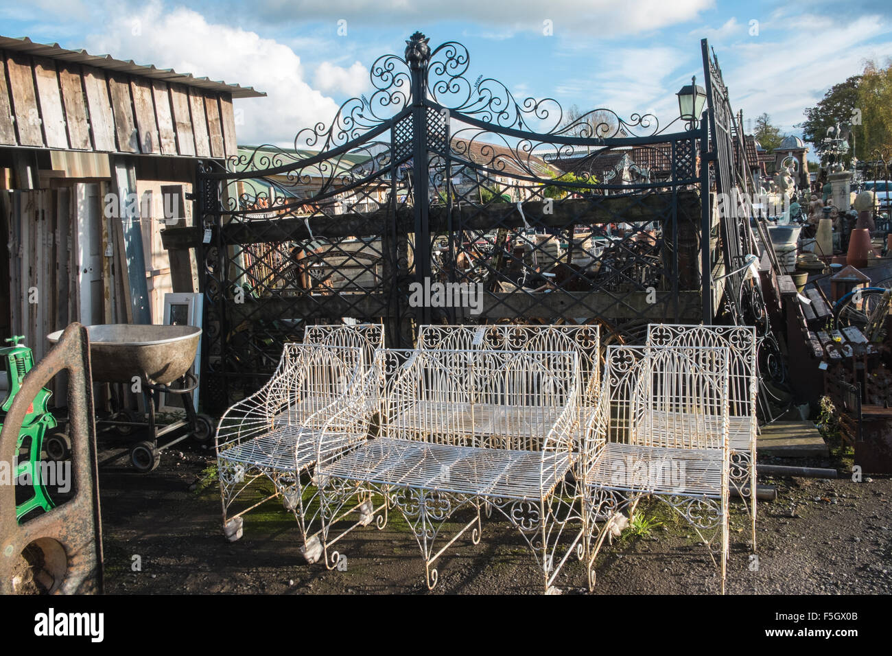 Gates.Sièges.chaises.Remise en état,Puits,jardin,le recyclage,Somerset, Angleterre, Banque D'Images
