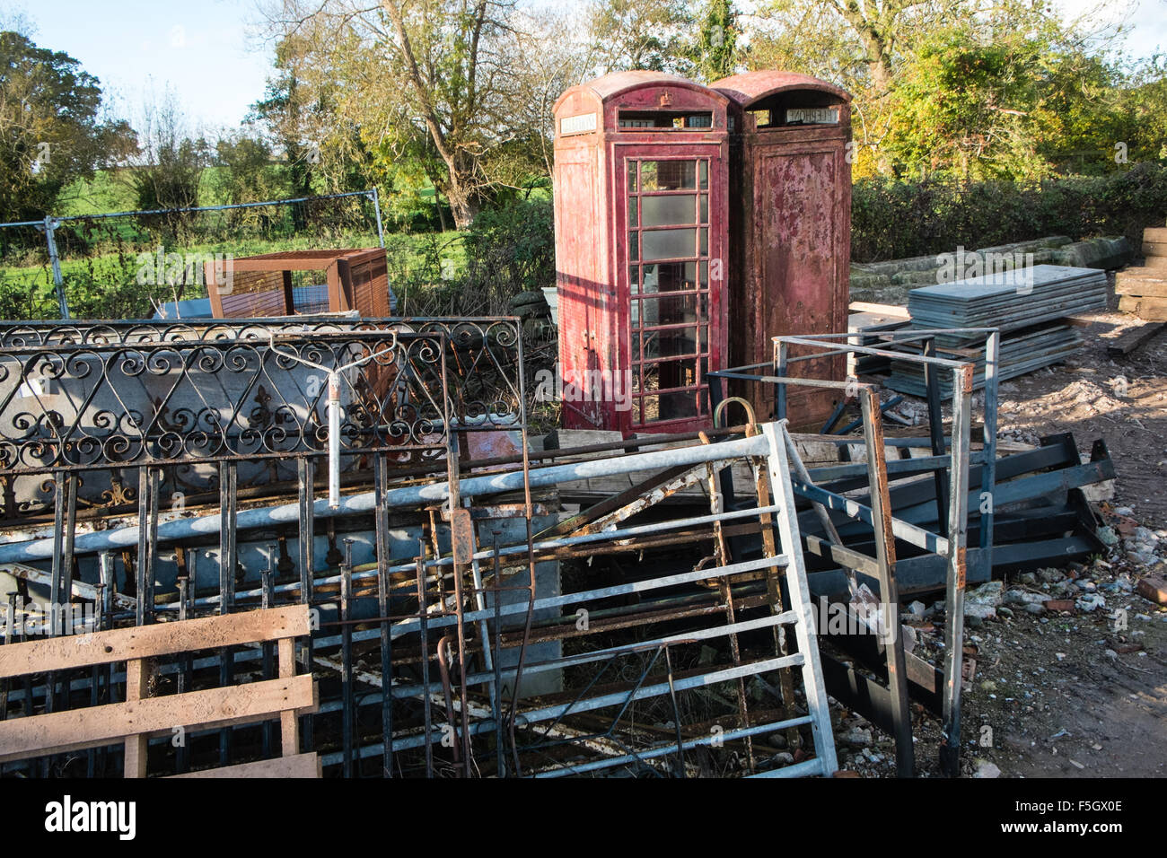 Des cabines téléphoniques.Wells,cour,remise en état,le recyclage,Somerset, Angleterre, Banque D'Images