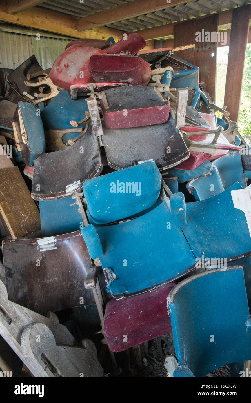 Ancien cinéma.sièges,Puits,remise en état,jardin,recyclage,Somerset en Angleterre, Banque D'Images