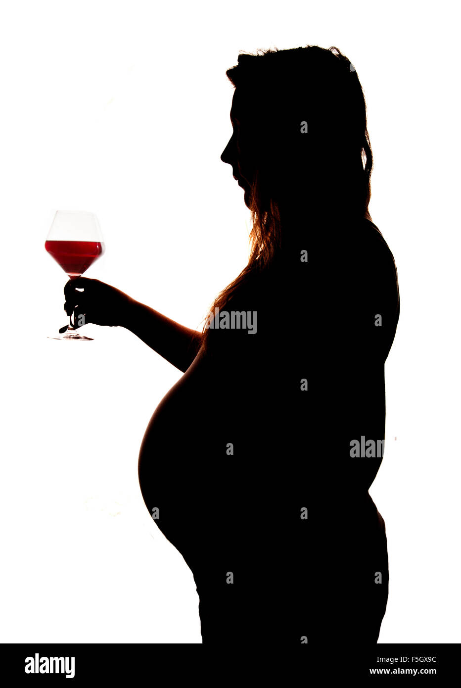 Les femmes enceintes à la recherche de vin rouge à la découpe silhouette Banque D'Images