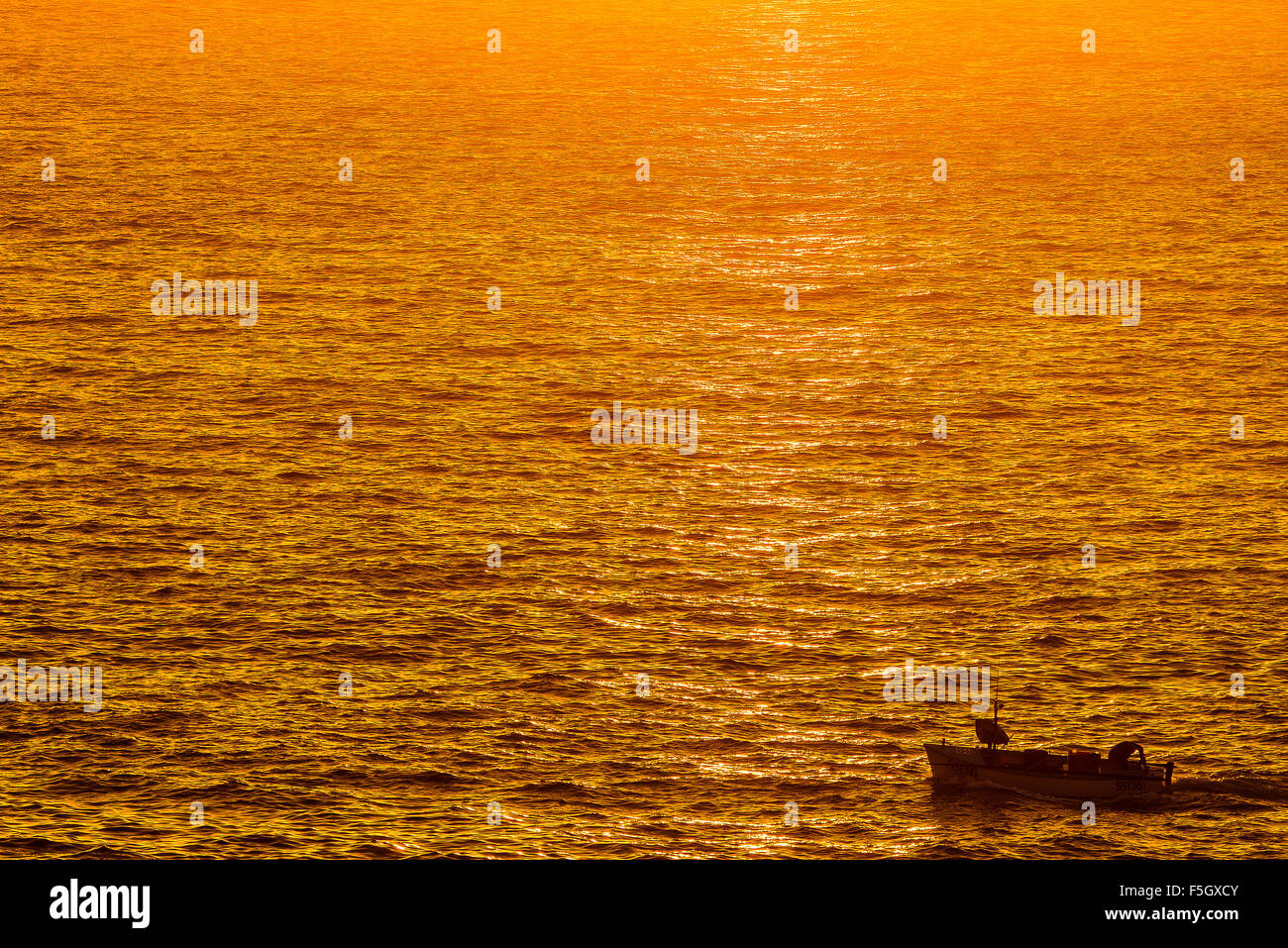 Lever du soleil sur l'océan. Banque D'Images