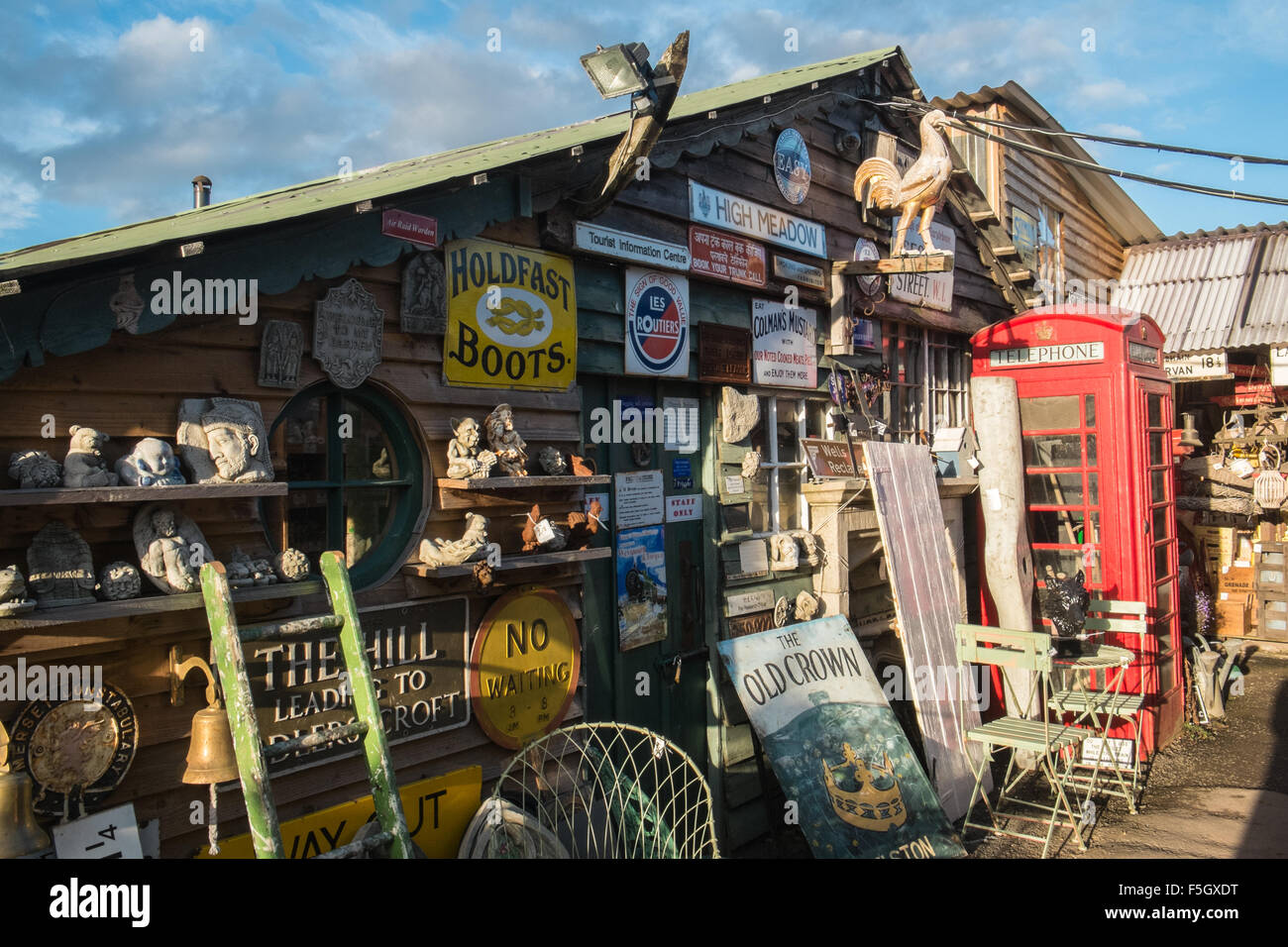 Rouge,téléphone,fort,remise en état,Puits,jardin,le recyclage,Somerset, Angleterre, Banque D'Images