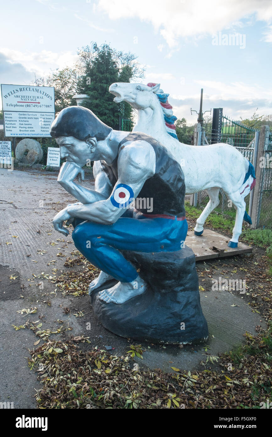 Entrée de Wells, mis à jour le penseur Rodin. Cour,remise en état,le recyclage,Somerset, Angleterre, Banque D'Images