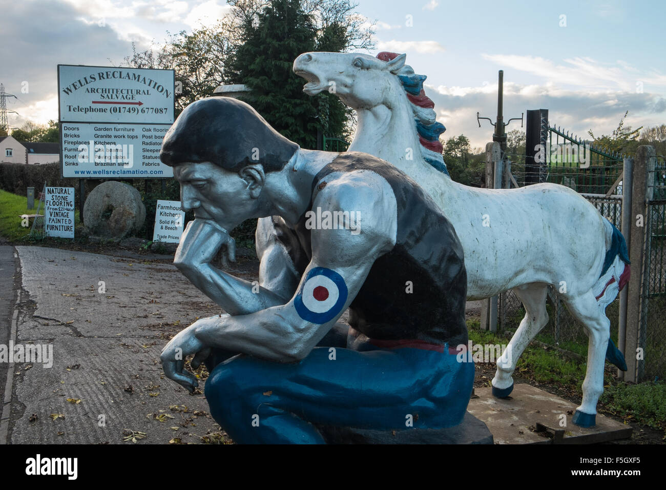 Entrée de Wells, mis à jour le penseur Rodin. Cour,remise en état,le recyclage,Somerset, Angleterre, Banque D'Images