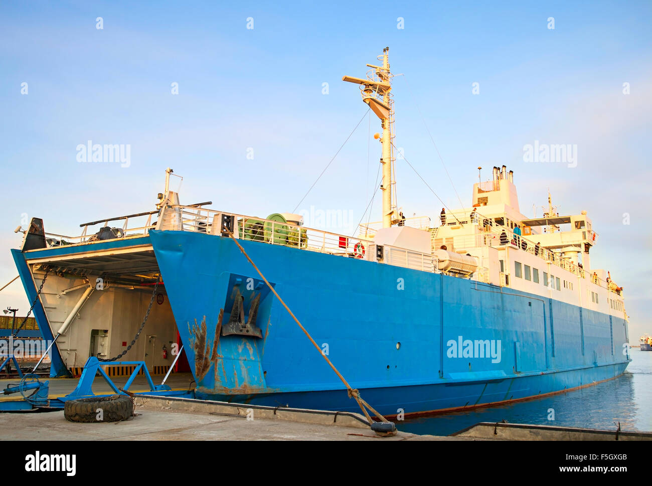 Grand ferry boat dans le port maritime de Kertch. La Crimée. Entre le port de ferry de Kertch, en Crimée, et le port du Caucase. Banque D'Images