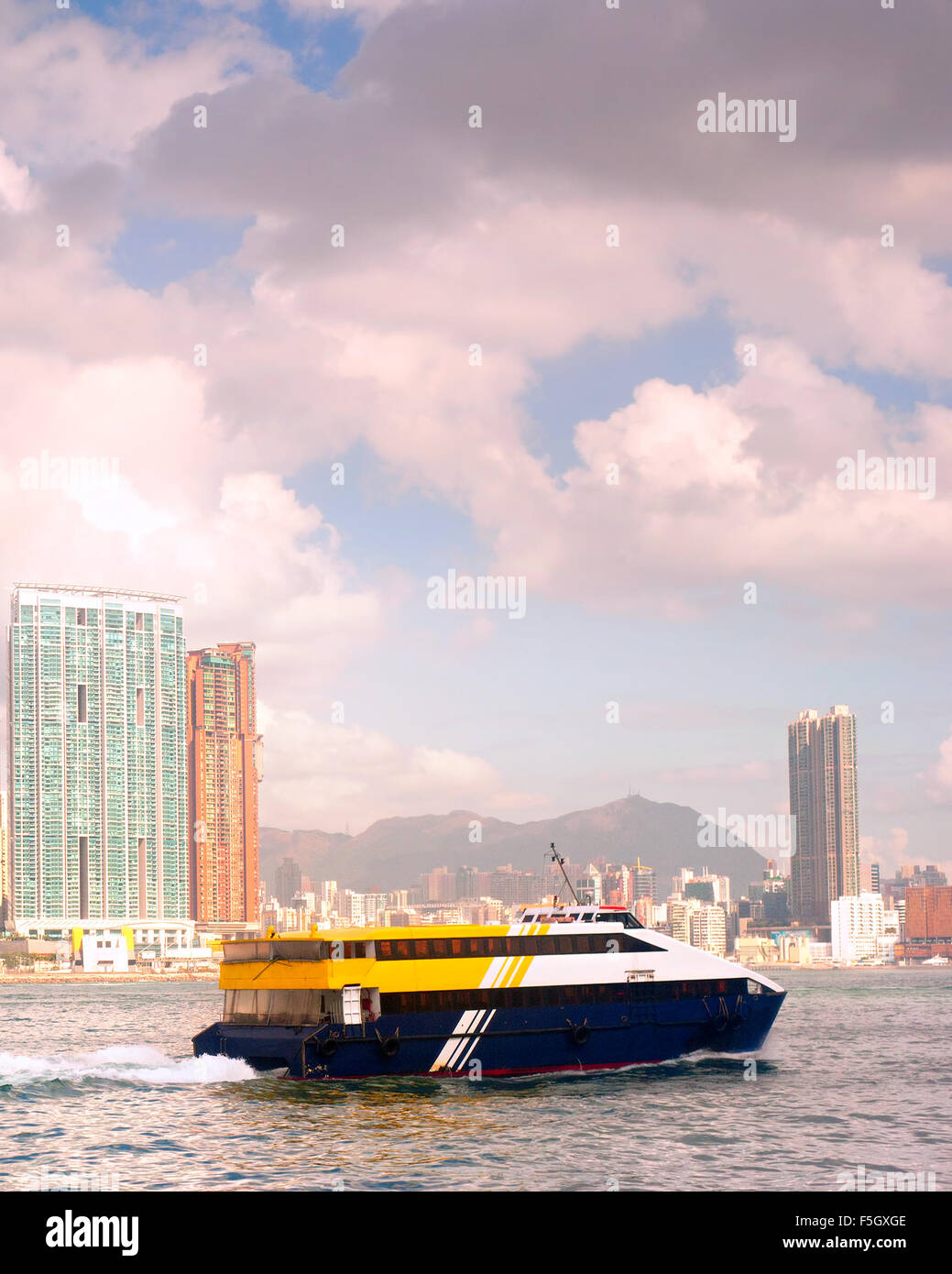 Ferry de Macao dans le port de Hong Kong. Voir l'île de Kowloon Banque D'Images