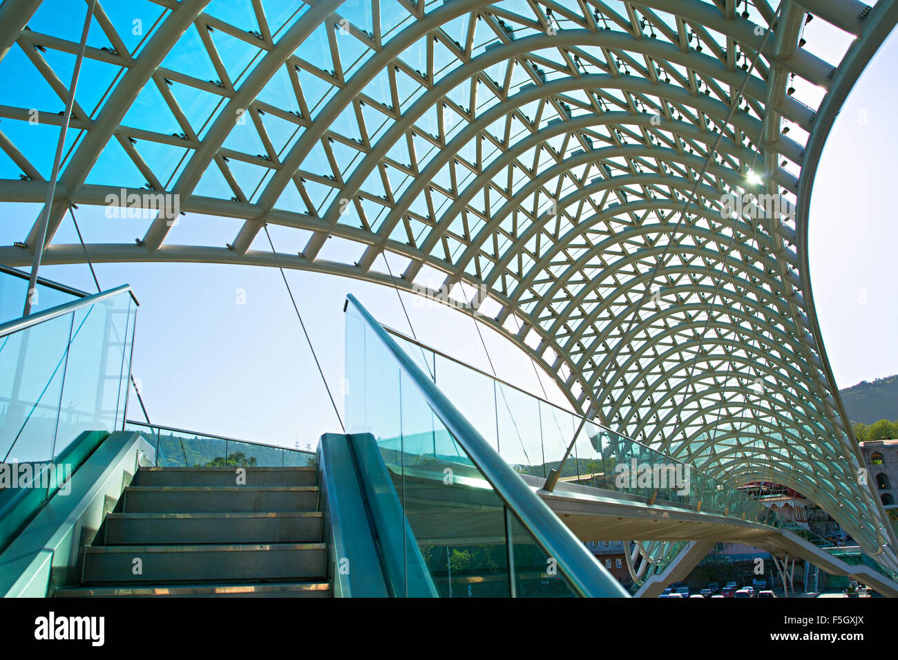 Le Pont de la paix - passerelle au-dessus de la rivière Kura à Tbilissi, Géorgie. Banque D'Images