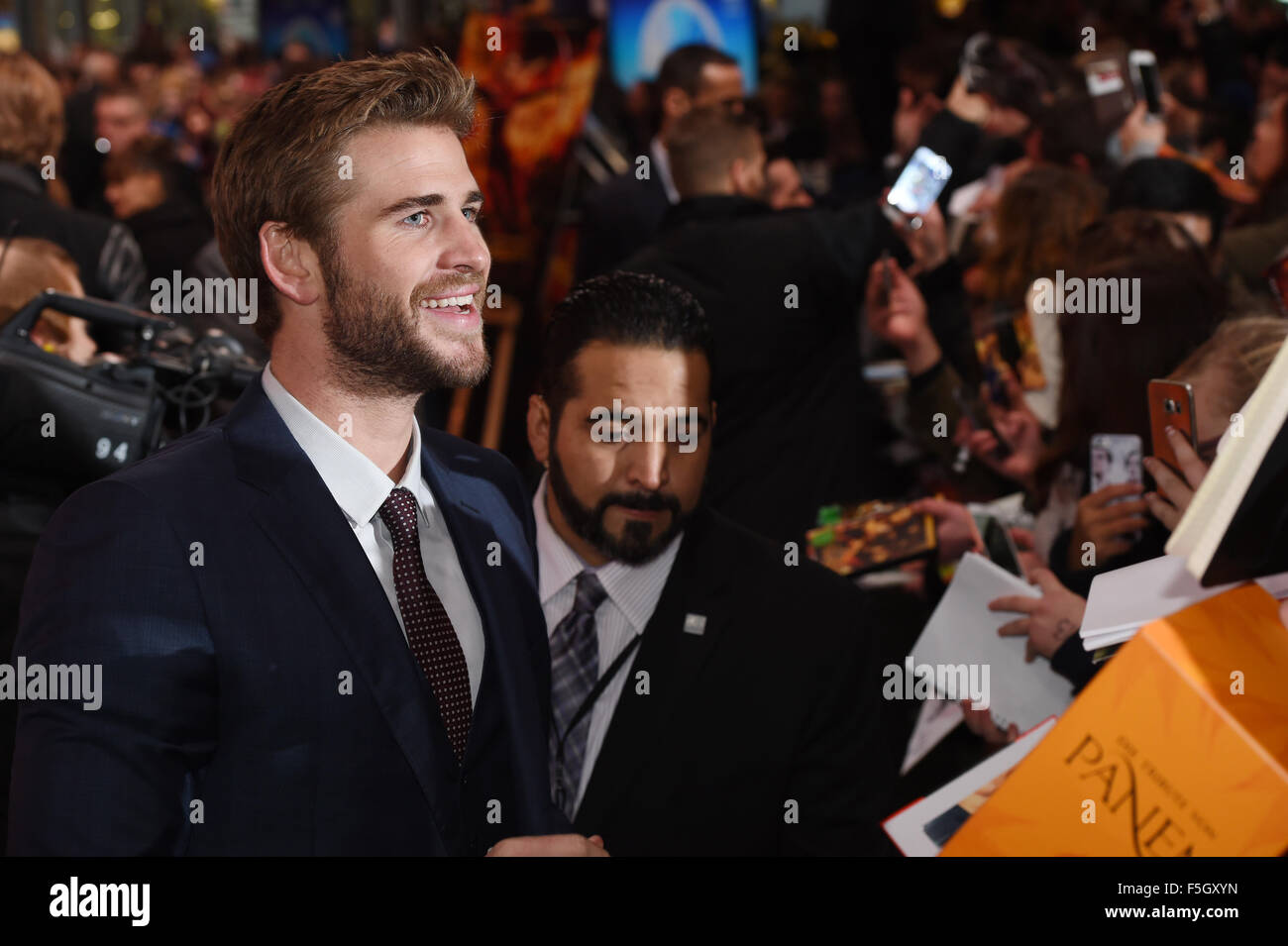 Berlin, Allemagne. 4ème Nov, 2015. Liam Hemsworth acteur arrive et offre aux fans des autographes dans le monde de la premeiere Hunger Games : Clarak Partie 2 au Cinestar cinéma de Berlin, Allemagne, 4 novembre 2015. Photo : JENS KALAENE/DPA/Alamy Live News Banque D'Images
