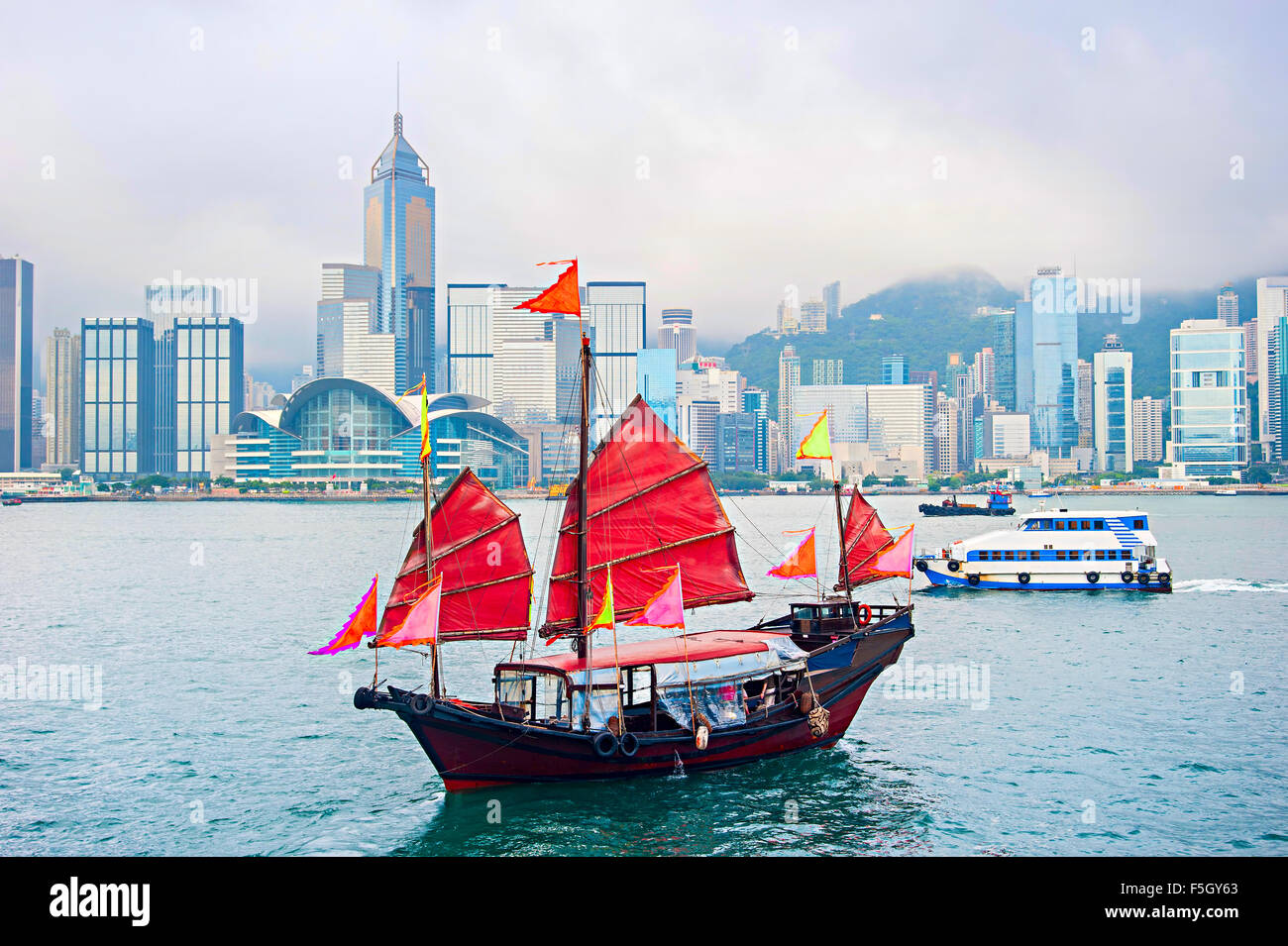 De style chinois traditionnel voilier naviguant dans le port de Hong Kong Banque D'Images