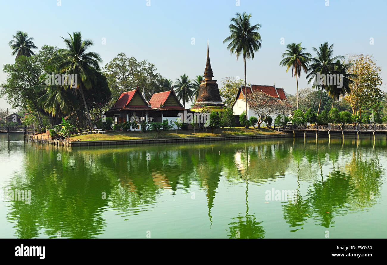 Vue sur le parc historique de Sukhothai ruines anciennes Thaïlande Banque D'Images