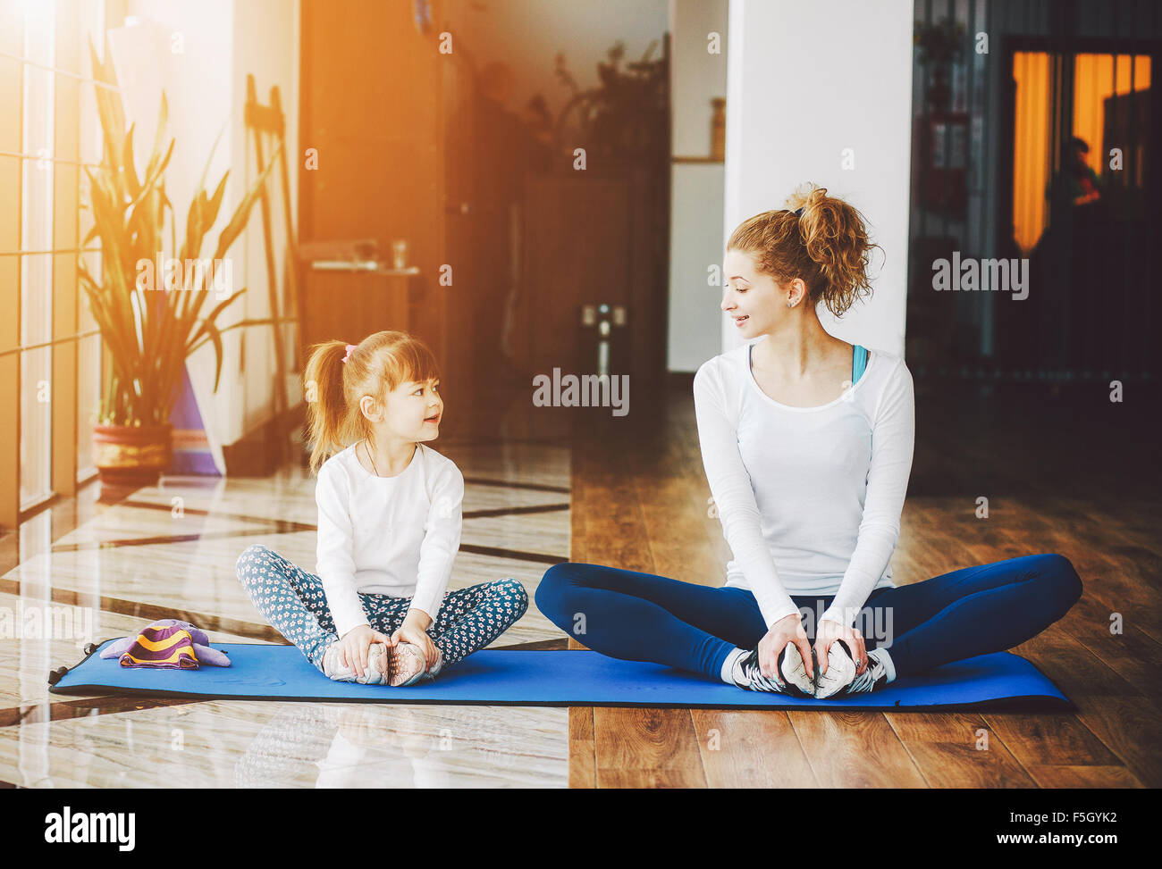 Deux jeunes filles de différents âges makeing yoga Banque D'Images