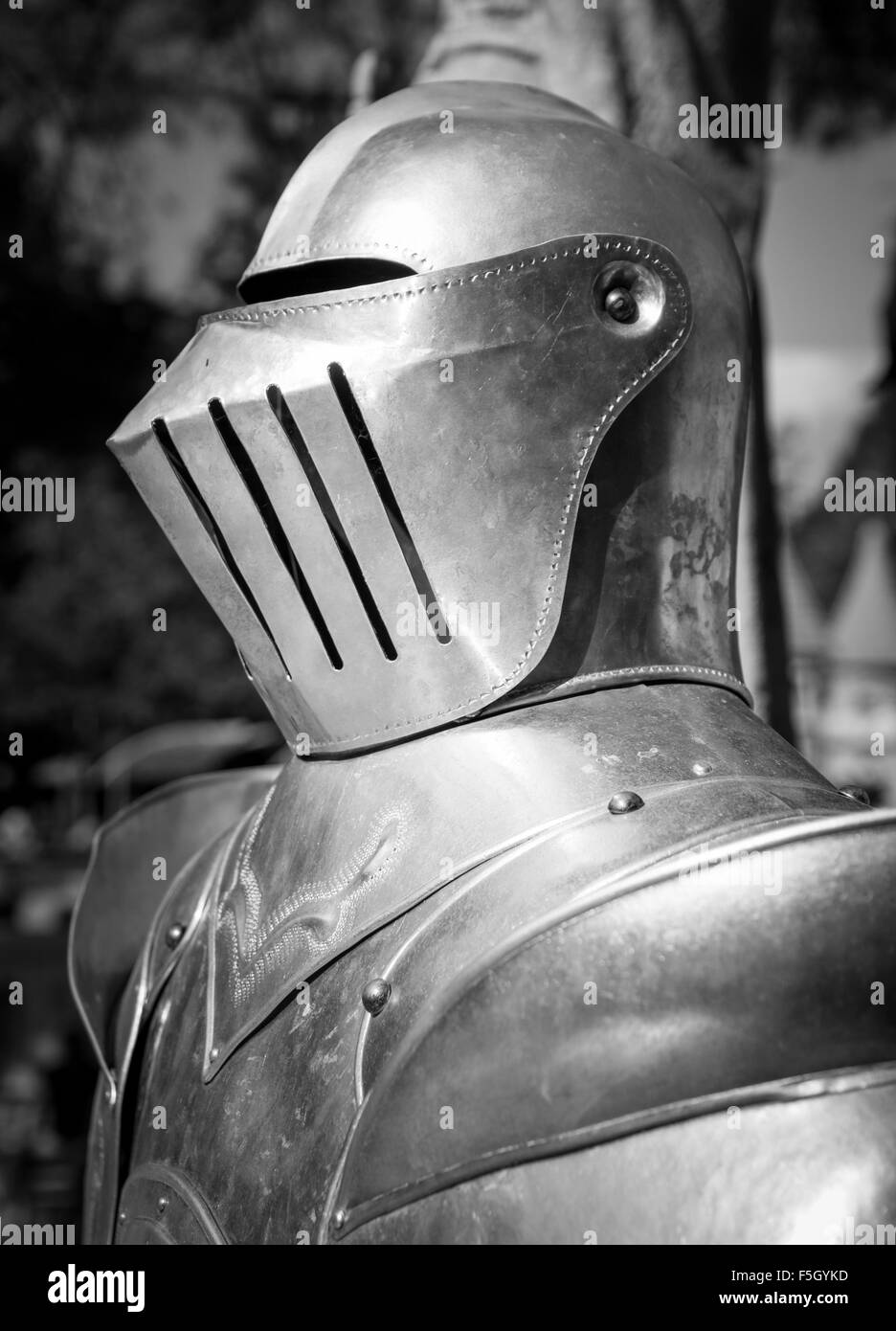 Détail d'un casque de fer d'armures médiévales. Banque D'Images