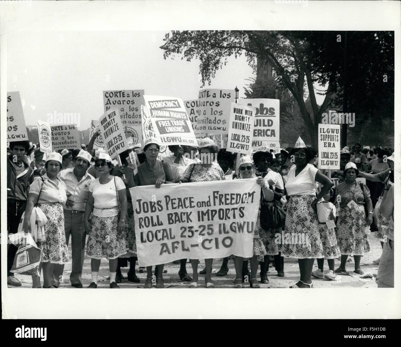 1983 - Marche sur Washington Washington D.C. 9/27/83 membres de l'I.L.G.W.U. À l'appui de mars les idéaux que le pasteur Martin Luther King Jr. a exprimé il y a vingt ans sur la même Marche sur Washington. (Crédit Image : © Keystone Photos USA/ZUMAPRESS.com) Banque D'Images