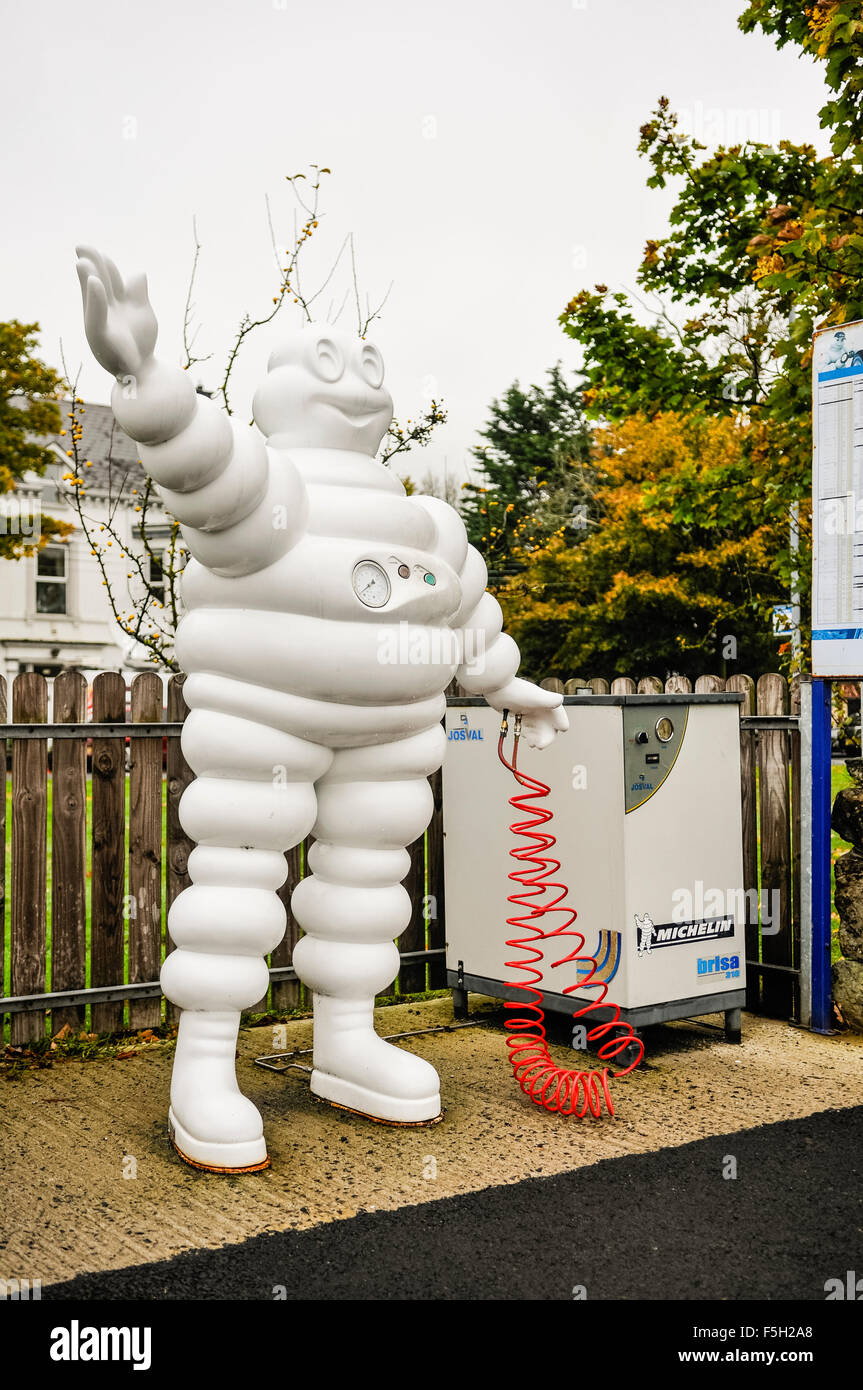 Ballymena, Irlande du Nord. 03 Nov 2015 - l'homme à côté d'un pneu Michelin pompe de pression à l'extérieur d'une usine Michelin Crédit : Stephen Barnes/Alamy Live News Banque D'Images