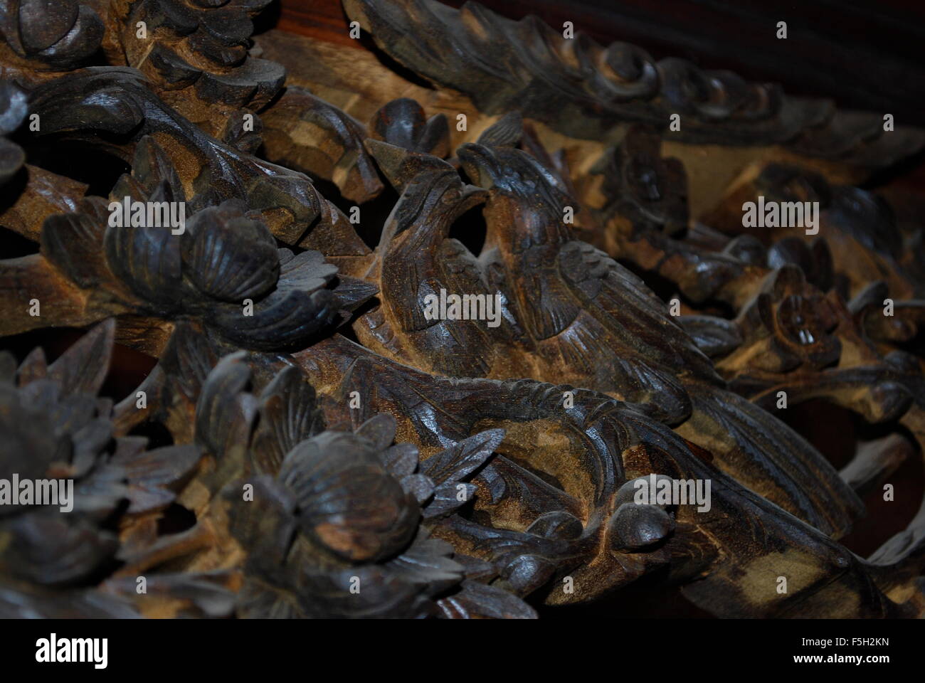 Scène sculptée représentant des oiseaux, Ho Chi Minh City, Vietnam, Asie Banque D'Images