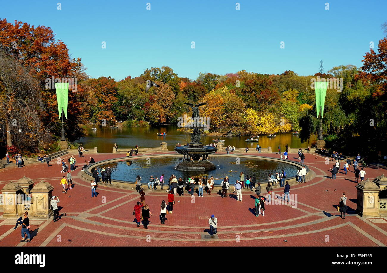 La ville de New York : la terrasse et la fontaine Bethesda dans Central Park sur un après-midi d'automne * Banque D'Images