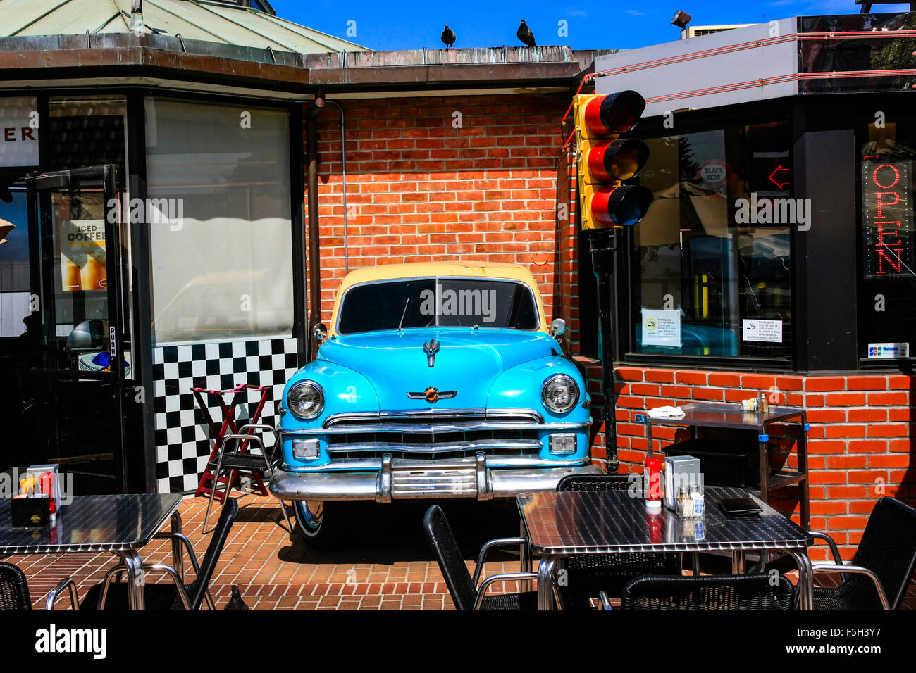 1950 sedan à l'extérieur d'un restaurant à thème Route 66 dans l'usine de chocolat Ghirardelli Centre commercial tourné à San Francisco Banque D'Images