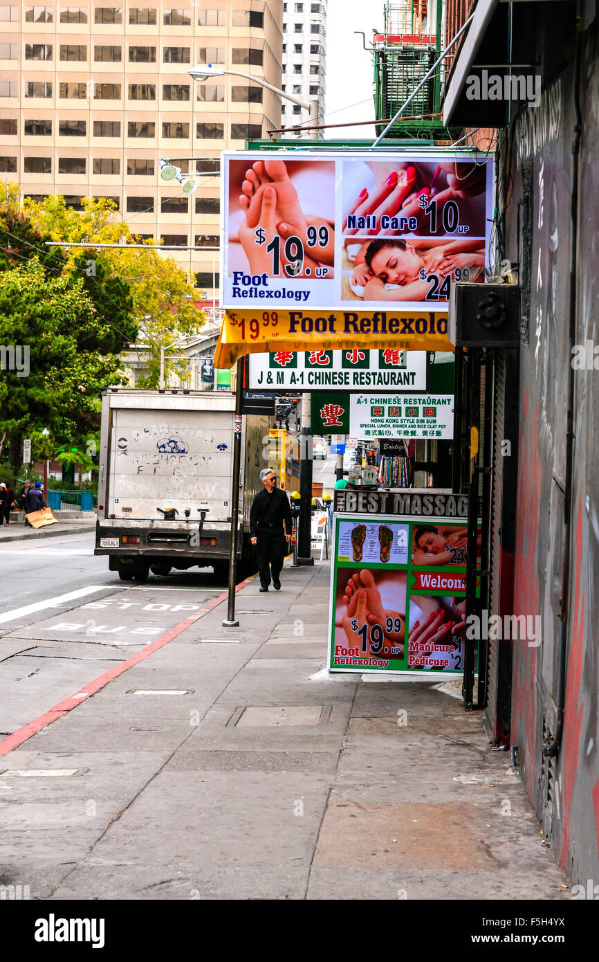 Salon de massage des pieds et réflexologie signe généraux vu dans le district de North Beach de San Francisco, CA Banque D'Images