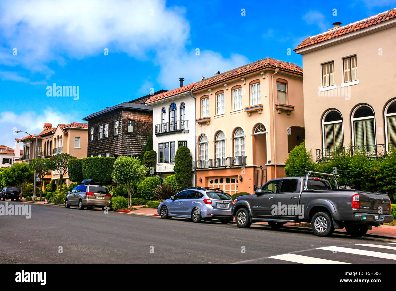 Des maisons résidentielles sur Baker Street, près du Palais des Beaux-Arts Theatre à San Francisco Banque D'Images