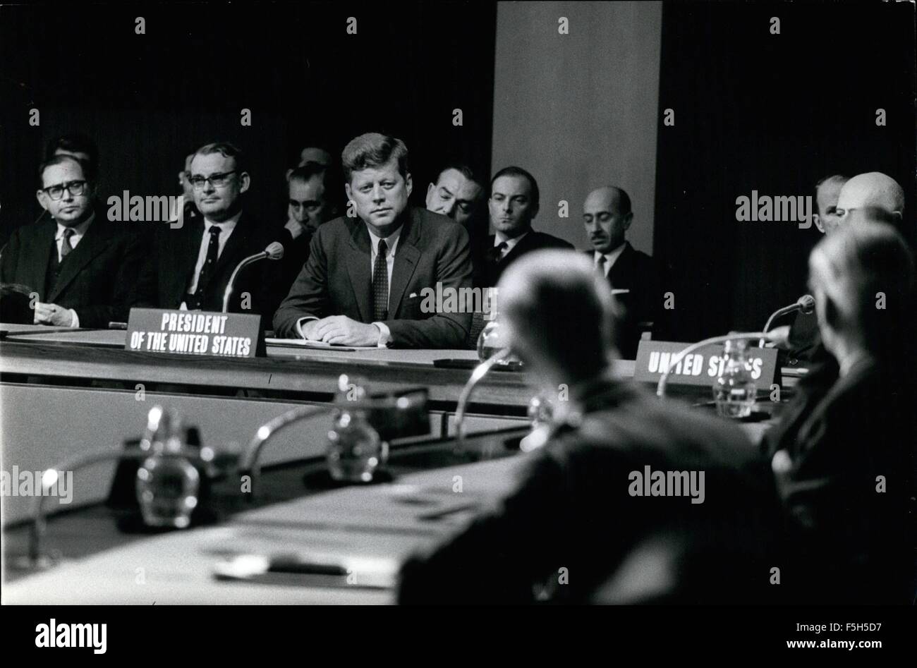 1962 - Le président Kennedy lors d'une réunion du Conseil de l'Atlantique Nord au cours de sa visite au siège de l'OTAN. © Keystone Photos USA/ZUMAPRESS.com/Alamy Live News Banque D'Images