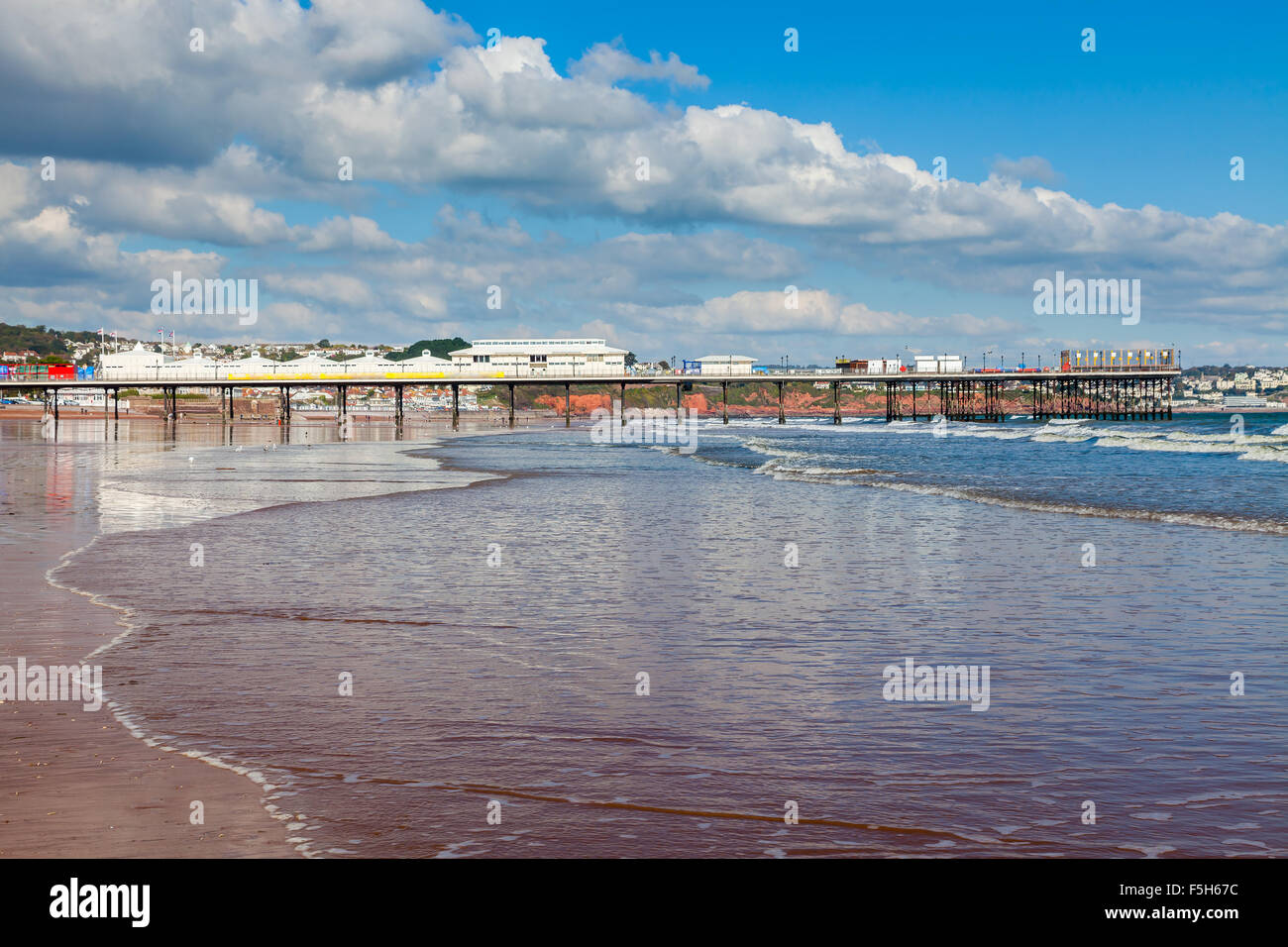 La plage de Paignton et pier Devon, Angleterre Angleterre Europe Banque D'Images