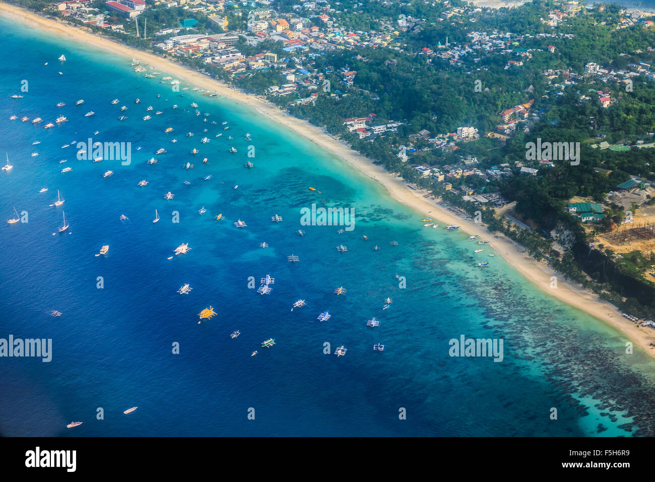 Vue aérienne de la plage et du port de Boracay aux Philippines Banque D'Images