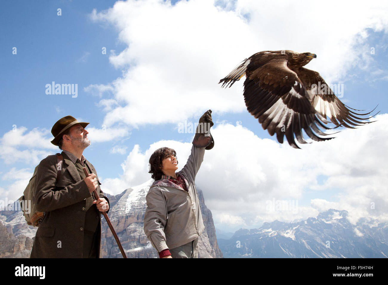 Réalisé par Gerardo Olivares, Otmar Penker. Avec Jean Reno, Tobias Moretti, Manuel Camacho, Eva Kuen. Un jeune garçon essaie de sauver la vie de l'aigle dans le prochain film des frères du vent. Cette photo est pour un usage éditorial uniquement et est l'auteur de la société film et/ou le photographe attribué par le film ou la société de production et ne peut être reproduite que par des publications dans le cadre de la promotion du film ci-dessus. Un crédit obligatoire pour l'entreprise de film est nécessaire. Le photographe devrait également être portés lorsqu'il est connu. Banque D'Images