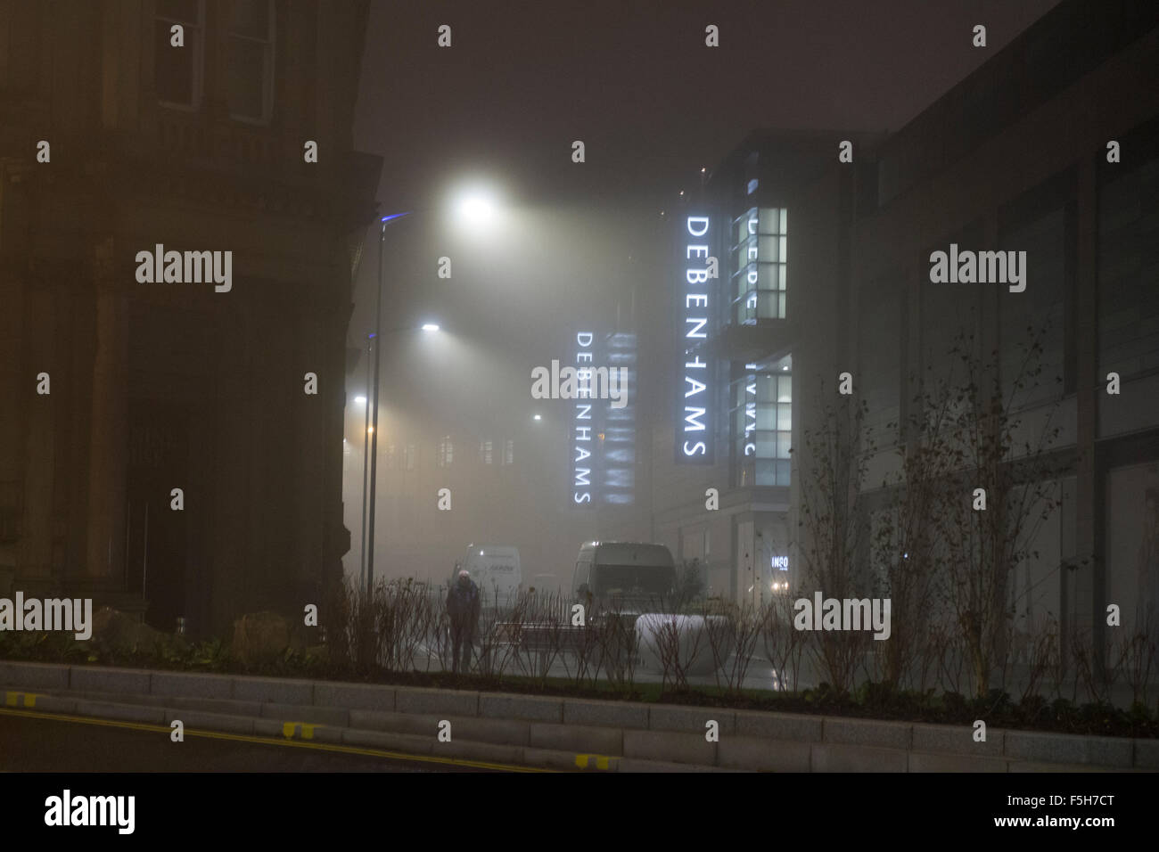 Bradford, Royaume-Uni. 4 novembre 2015 : soirée brumeuse à l'extérieur du nouveau centre commercial Westfield Broadway qui s'ouvre demain (5 novembre) Credit : CAMimage/Alamy Live News Banque D'Images