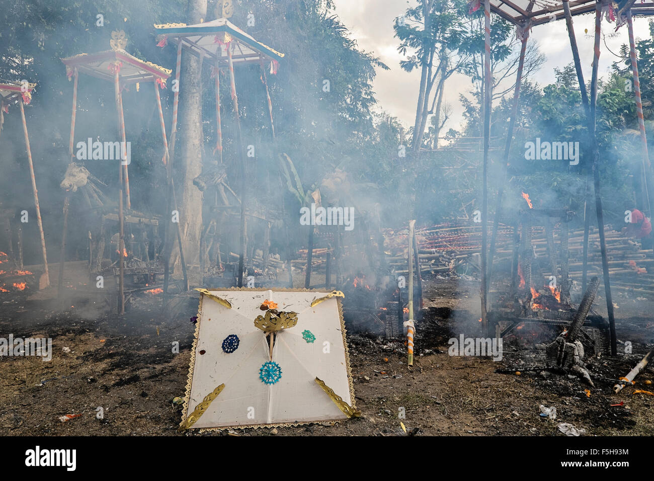 Ngaben cérémonie de crémation dans le village d'Penestanaan Kaja à Bali, Indonésie Banque D'Images