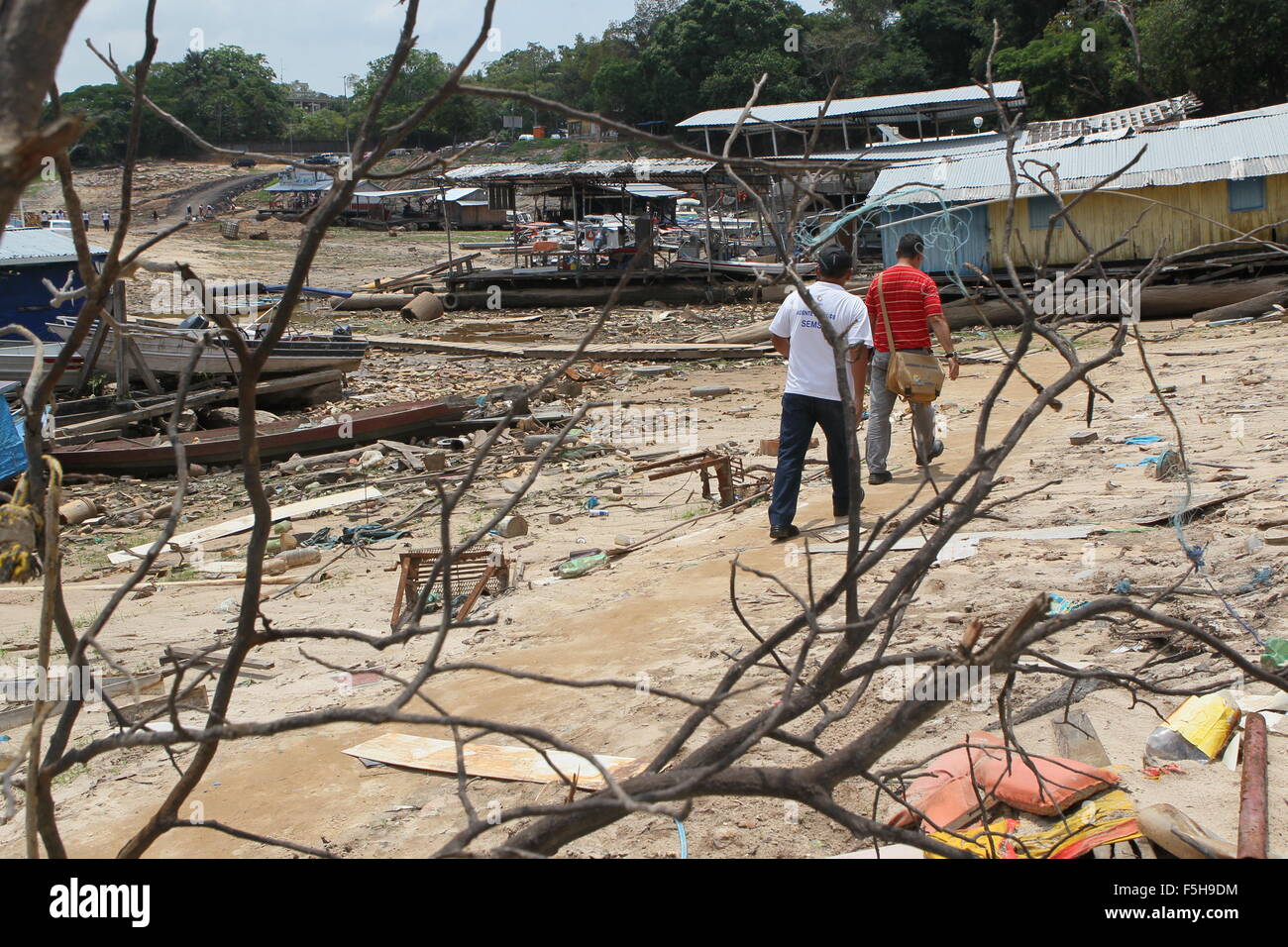 Avec les eaux basses du Rio Negro, les ordures s'accumulent dans le waterfront marina David, zone ouest de Manaus Banque D'Images