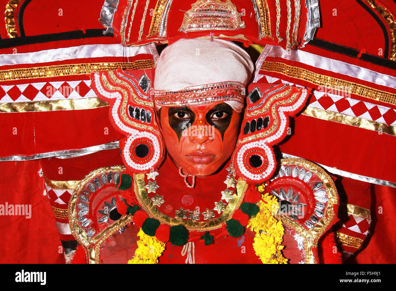 (Teyyam Theyyam, Theyyattam ) est une forme de culte rituel populaire d'Amérique du Malabar au Kerala, en Inde. Banque D'Images