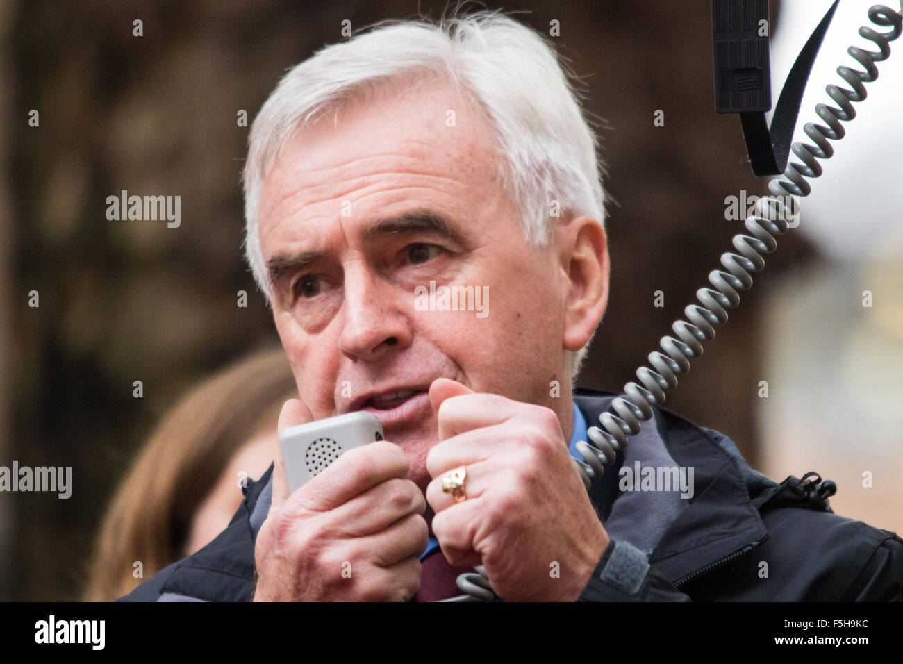 Londres, 4 novembre 2015. L'ombre de la main-d'adresses Chancelier JOHN McDONNELL des milliers d'étudiants à leur "lutte pour une éducation gratuite," protester contre l'endettement des étudiants, d'austérité et de la demande "un terme à la recherche de boucs émissaires et l'expulsion des étudiants étrangers." Crédit : Paul Davey/Alamy Live News Banque D'Images