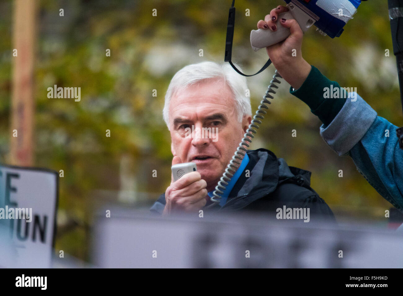 Londres, 4 novembre 2015. L'ombre de la main-d'adresses Chancelier JOHN McDONNELL des milliers d'étudiants à leur "lutte pour une éducation gratuite," protester contre l'endettement des étudiants, d'austérité et de la demande "un terme à la recherche de boucs émissaires et l'expulsion des étudiants étrangers." Crédit : Paul Davey/Alamy Live News Banque D'Images