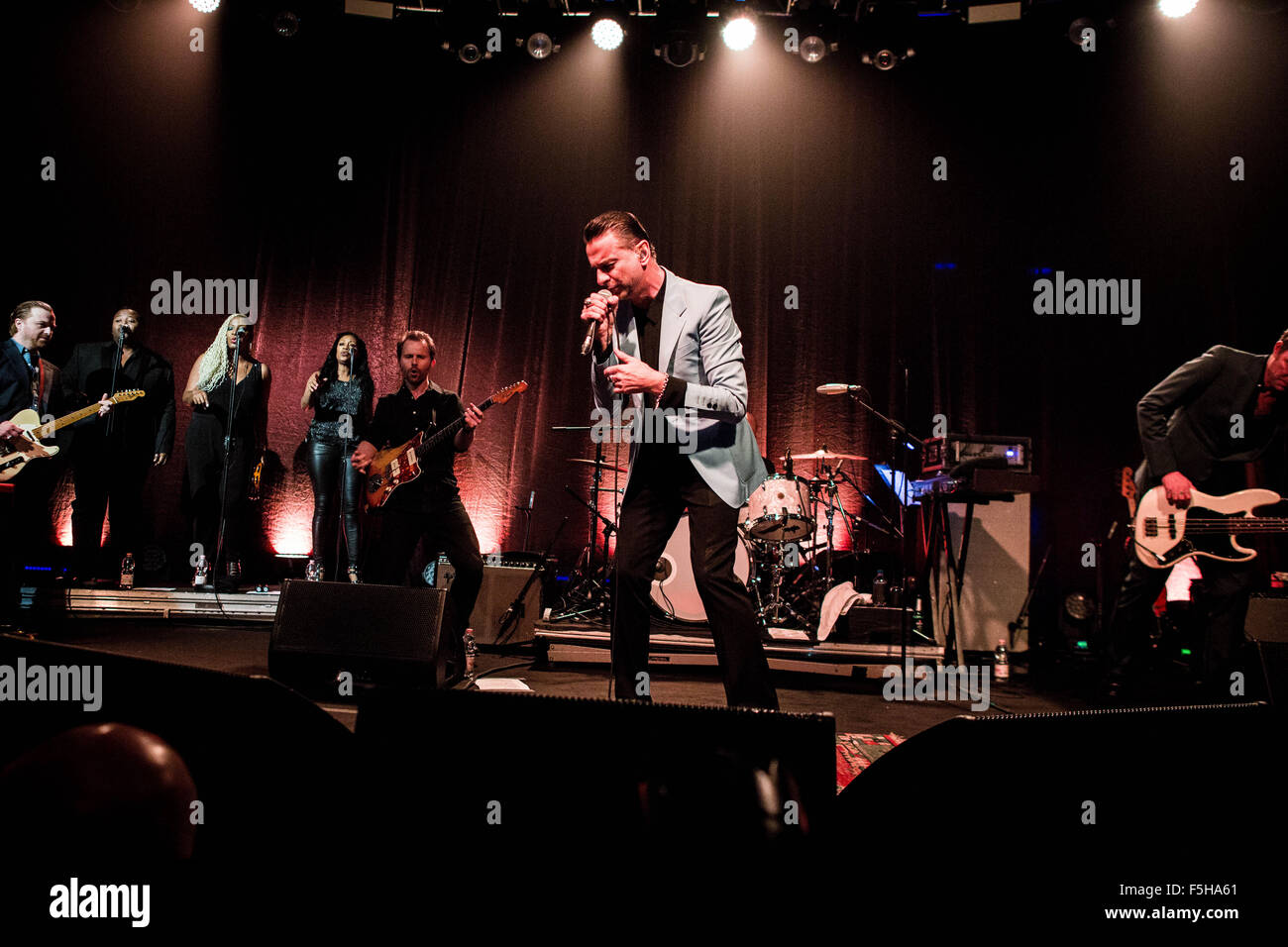 Milan, Italie. 08Th Nov, 2015. La chanteuse de rock alternatif anglais, Dave Gahan, effectue durant son concert live avec le Duo Production Electronica à Soulsavers fabrique. © Roberto Finizio/Pacific Press/Alamy Live News Banque D'Images