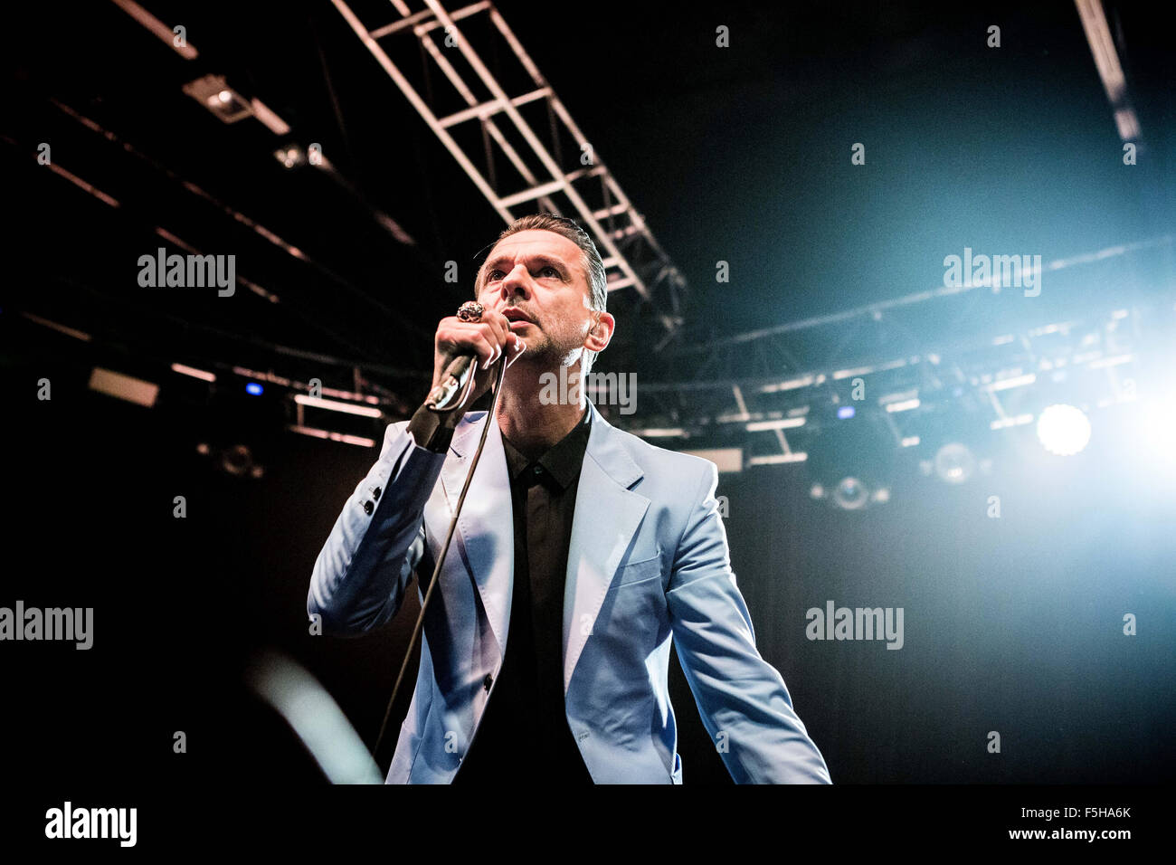 Milan, Italie. 08Th Nov, 2015. La chanteuse de rock alternatif anglais, Dave Gahan, effectue durant son concert live avec le Duo Production Electronica à Soulsavers fabrique. © Roberto Finizio/Pacific Press/Alamy Live News Banque D'Images