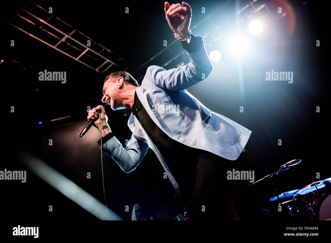 Milan, Italie. 08Th Nov, 2015. La chanteuse de rock alternatif anglais, Dave Gahan, effectue durant son concert live avec le Duo Production Electronica à Soulsavers fabrique. © Roberto Finizio/Pacific Press/Alamy Live News Banque D'Images