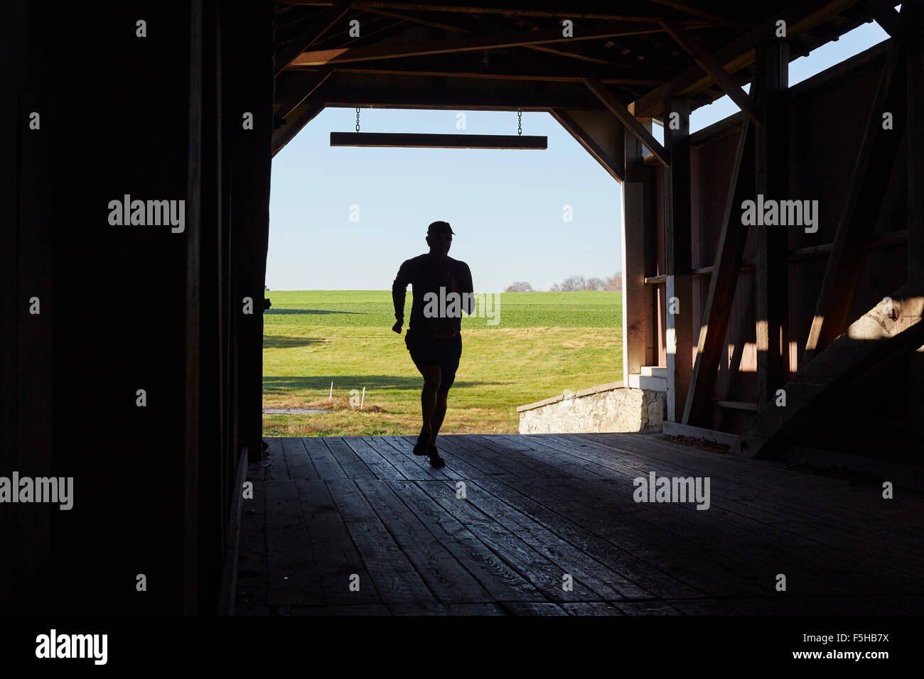 L'homme qui traverse un pont couvert, Lititz, comté de Lancaster, Pennsylvanie, USA Banque D'Images