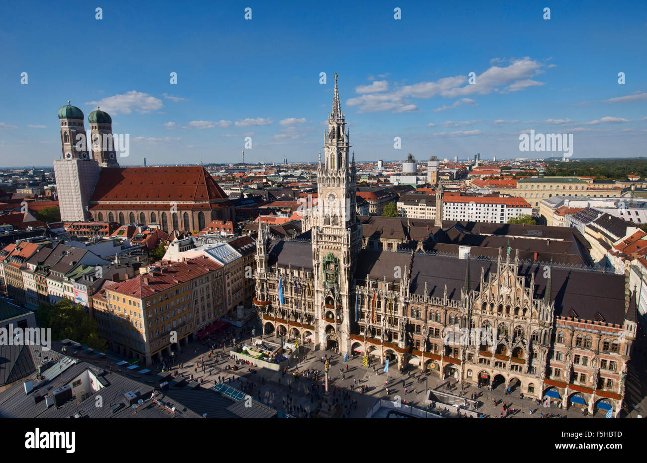 La belle Neue Rathaus mairie et église Frauenkirche sur la Marienplatz à Munich, Allemagne Banque D'Images