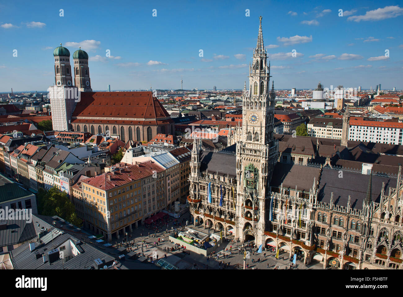 La belle Neue Rathaus mairie et église Frauenkirche sur la Marienplatz à Munich, Allemagne Banque D'Images