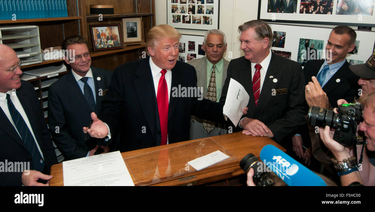 Concord, New Hampshire, USA, le 4 novembre, 2015. Donald Trump fichiers à exécuter dans la primaire présidentielle des républicains dans le New Hampshire. Andrew Cline/Alamy Live News Banque D'Images