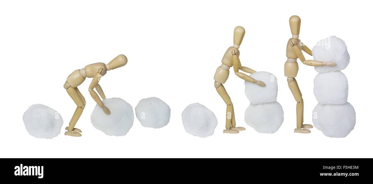 Le processus de création d'un bonhomme en empilant des boules de neige ensemble - chemin inclus Banque D'Images